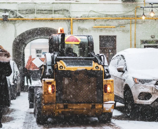 Máquina de limpieza de nieve trabajar duro en las calles de la ciudad b — Foto de Stock