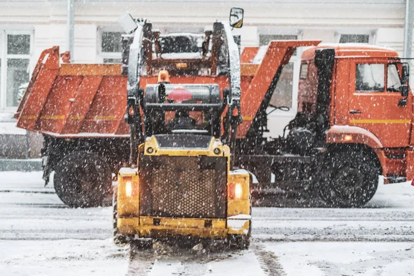 雪清洗机在城市街道努力工作 b — 图库照片