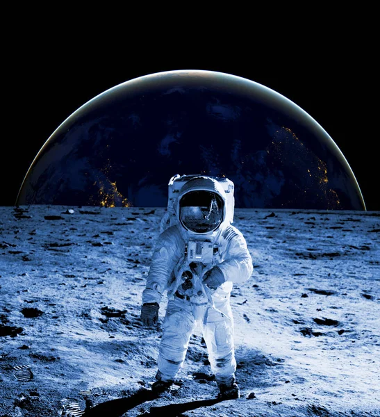 Űrhajós séta a Holdon kozmoszuhát visel. jövőbeli koncepció — Stock Fotó