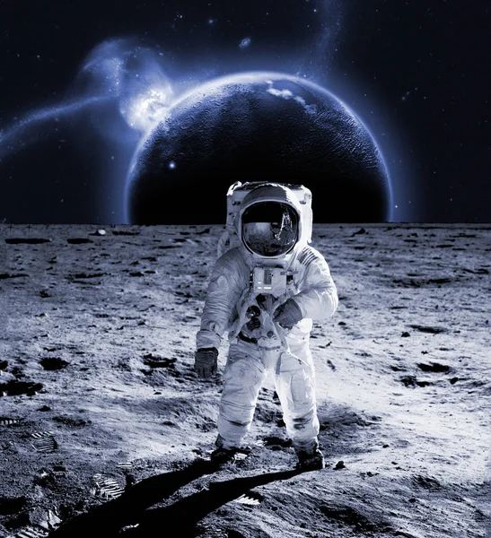 Астронавт гуляет по луне в космосуите. Концепция будущего — стоковое фото