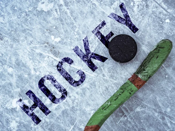 Eishockey Puck und Stick auf dem Eis Textur, Copyspace und Text b — Stockfoto