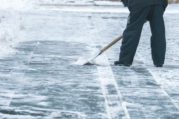 Servicio de limpieza de la ciudad calles de nieve con herramientas especiales después de la nevada d — Foto de Stock