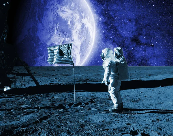 Astronaut walk on the moon wear cosmosuit. future concept — Stock Photo, Image