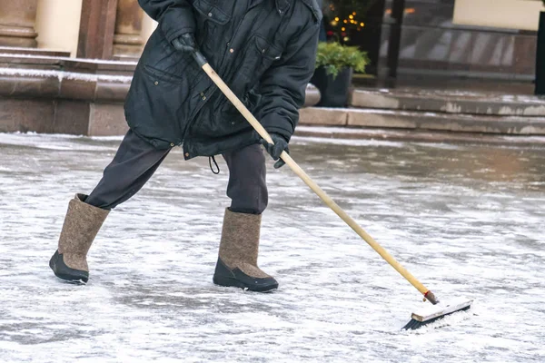 Dienst van de stad straten van sneeuw met speciaal gereedschap reinigen na sneeuwval b — Stockfoto