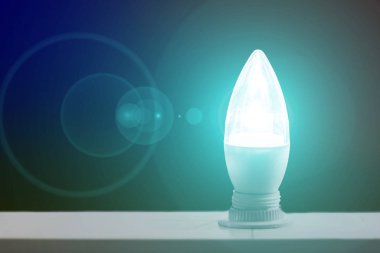 parlayan tasarruflu ampul izole b