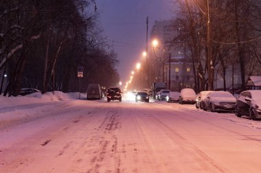 kar kış sezonu b kenarda araçları ile şehir yol kaplı