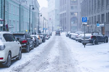 Şehrin yan sokaklarında. Sisli bir gün. Kış şehrinde ıssız sokak karı.