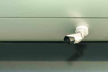 Şehir sokaklarındaki modern güvenlik kamerası.