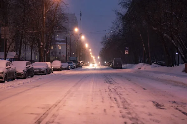 Carretera de la ciudad cubierta de nieve con coches al margen en la temporada de invierno b —  Fotos de Stock
