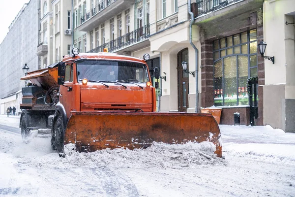 在街上有船员的扫雪机 b — 图库照片