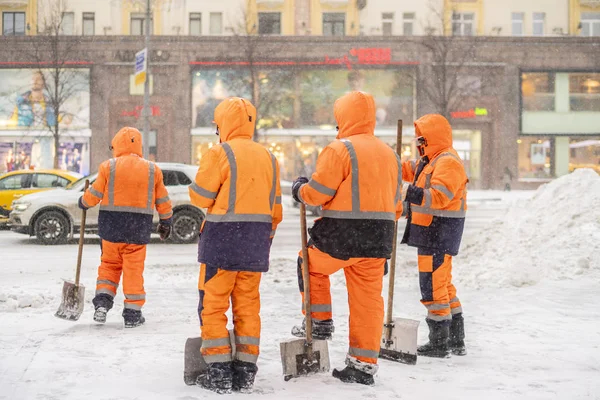 Groop de zeladores da cidade ficar na rua nevada — Fotografia de Stock