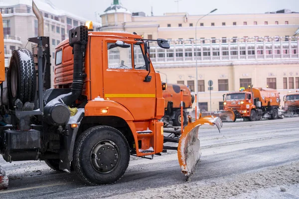 Máquina quitanieves con tripulación en las calles b — Foto de Stock