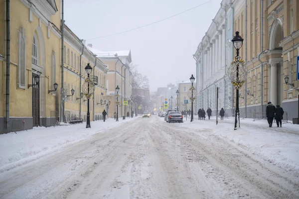 Właścicielka miejskiej ulicy. Mglisty dzień. opustoszała boczna ulica opady śniegu w zimie miasta f — Zdjęcie stockowe