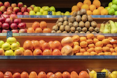 Kamu pazarındaki tezgahta taze organik meyveler.