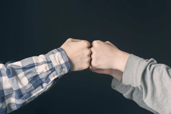 Удар кулаком или удар кулаком между двумя друзьями — стоковое фото