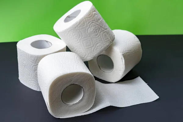 Toilettenpapierrollen stapeln sich isoliert — Stockfoto