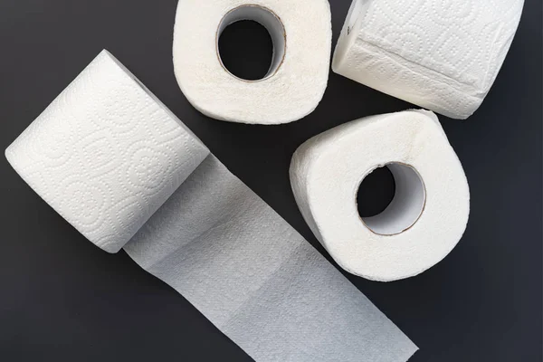 Toilettenpapierrollen stapeln sich isoliert — Stockfoto