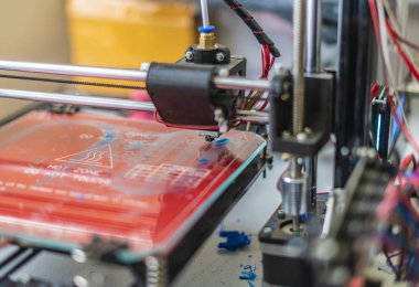 Fütürist 3D yazıcının fotoğrafını kapat. mikro ve nano elektronik B