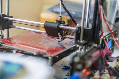Fütürist 3D yazıcının fotoğrafını kapat. mikro ve nano elektronik B