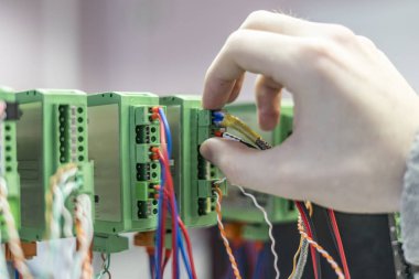 F elktrik denetleyicisine yerleştirilmiş kablolar