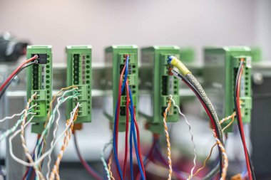 F elktrik denetleyicisine yerleştirilmiş kablolar