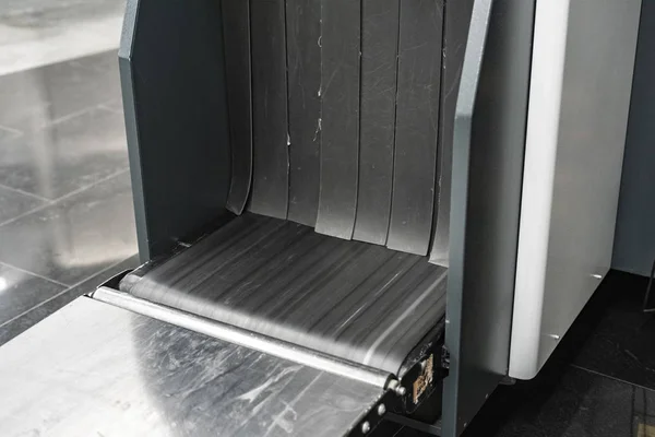 Equipaje facturado detector de metales de rayos X en aeropuerto o lugar público b — Foto de Stock