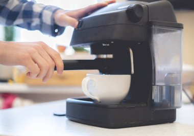 kişi taze espresso yapmak için kahve makinesi kullanmak 