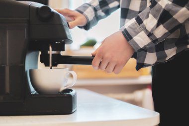 kişi taze espresso f yapmak için kahve makinesi kullanmak