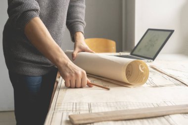 persosn el rulo kağıt düzeni veya çizim b