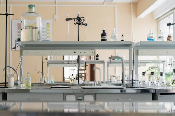 Laboratorio chimico con attrezzatura scientifica sugli scaffali b — Foto Stock