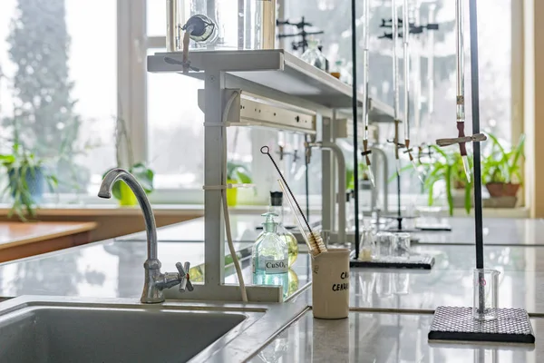 Chemisch laboratorium met wetenschaps materiaal op planken b — Stockfoto