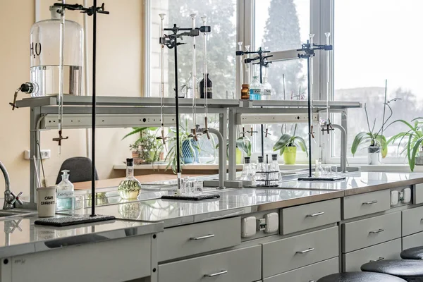 Chemisch laboratorium met wetenschaps materiaal op planken b — Stockfoto