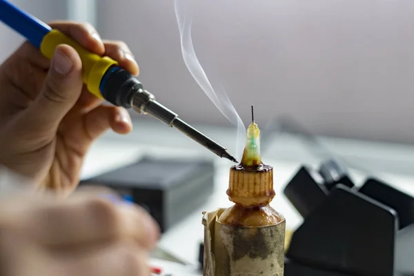 Soldering iron with smoke from boiling rosin or colophony b — Stock Photo, Image