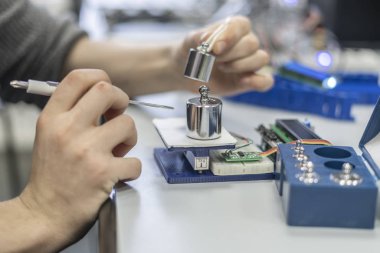 kişiler eller elektrik terazisi veya weighter kullanın. mikroelektronik b