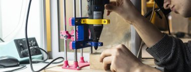 laboratuvarda bilim adamı matkap devresi yatay geniş afiş b