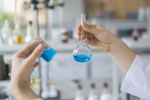 Joven estudiante haciendo la tarea de química. realizar el experimento b — Foto de Stock