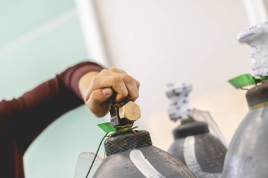 kişi açık basınçlı hava tankı. yüksek basınçlı gaz cyllinder b