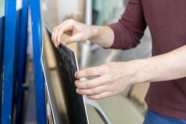 bir sanayi fabrikasında işçi almak metal levha b