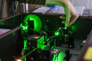 Lazer makine veya sistem b ile bilim adamı çalışma
