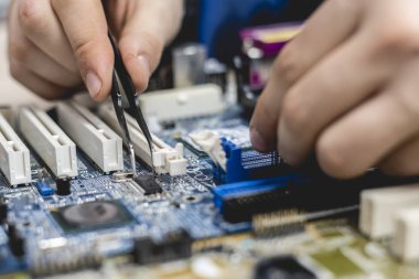 kişi cımbız b ile elektrik devresi üzerinde bilimsel araştırma yapmak