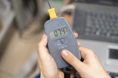 işçi mavi üniforma tutun elektrik miltimetre voltaj kontrol etmek b