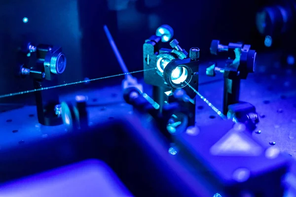 Lazer optik masa un kuantum Laboratuvarı b üzerinde yansıtmak