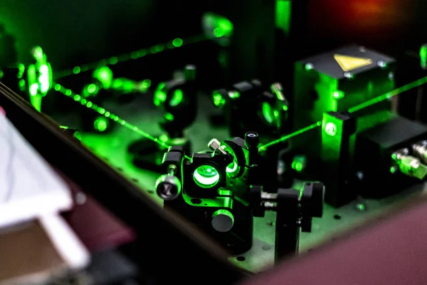 Lazer optik masa un kuantum Laboratuvarı b üzerinde yansıtmak