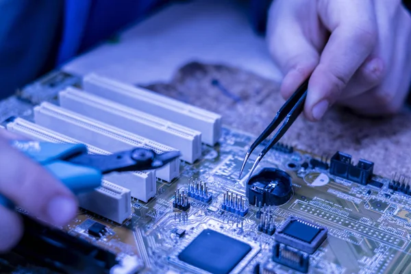 Personne mener des recherches scientifiques sur le circuit électrique avec une pince à épiler b — Photo