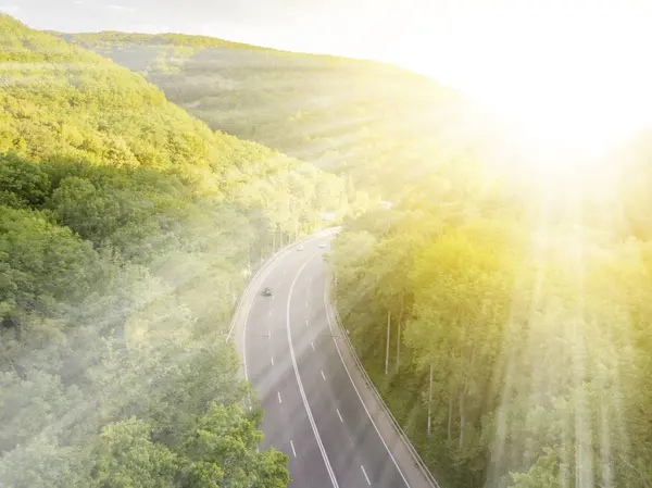 Strahlender Sommersonnenschein in den mit Wald bedeckten Hochgebirgen — Stockfoto