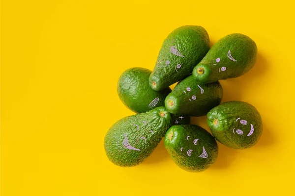 Avocado-Emoji auf gelbem Hintergrund kopieren Leerzeichen b — Stockfoto