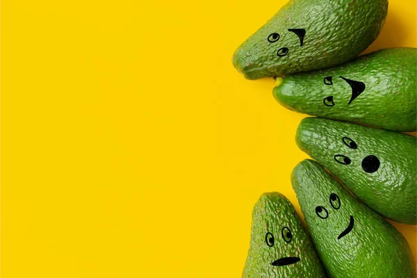 Avocado-Emoji auf gelbem Hintergrund kopieren Leerzeichen b — Stockfoto