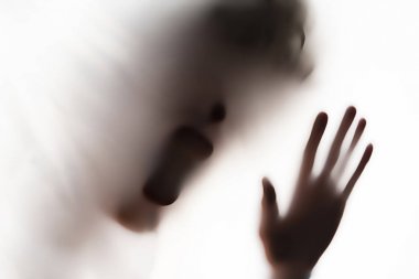 beyaz bir cam veya yüzey, bir gece saatlerinde korkunç hayalet üzerinde kişi kafa gölge