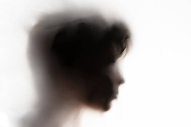 beyaz bir cam veya yüzey, bir gece saatlerinde korkunç hayalet üzerinde kişi kafa gölge