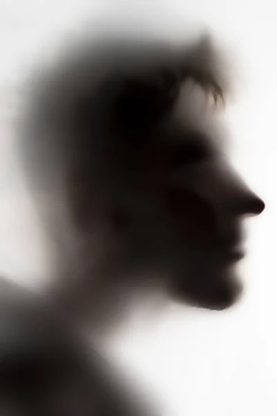 Persone ombra testa su un vetro bianco o superficie, fantasma terribile in tempi notturni — Foto Stock